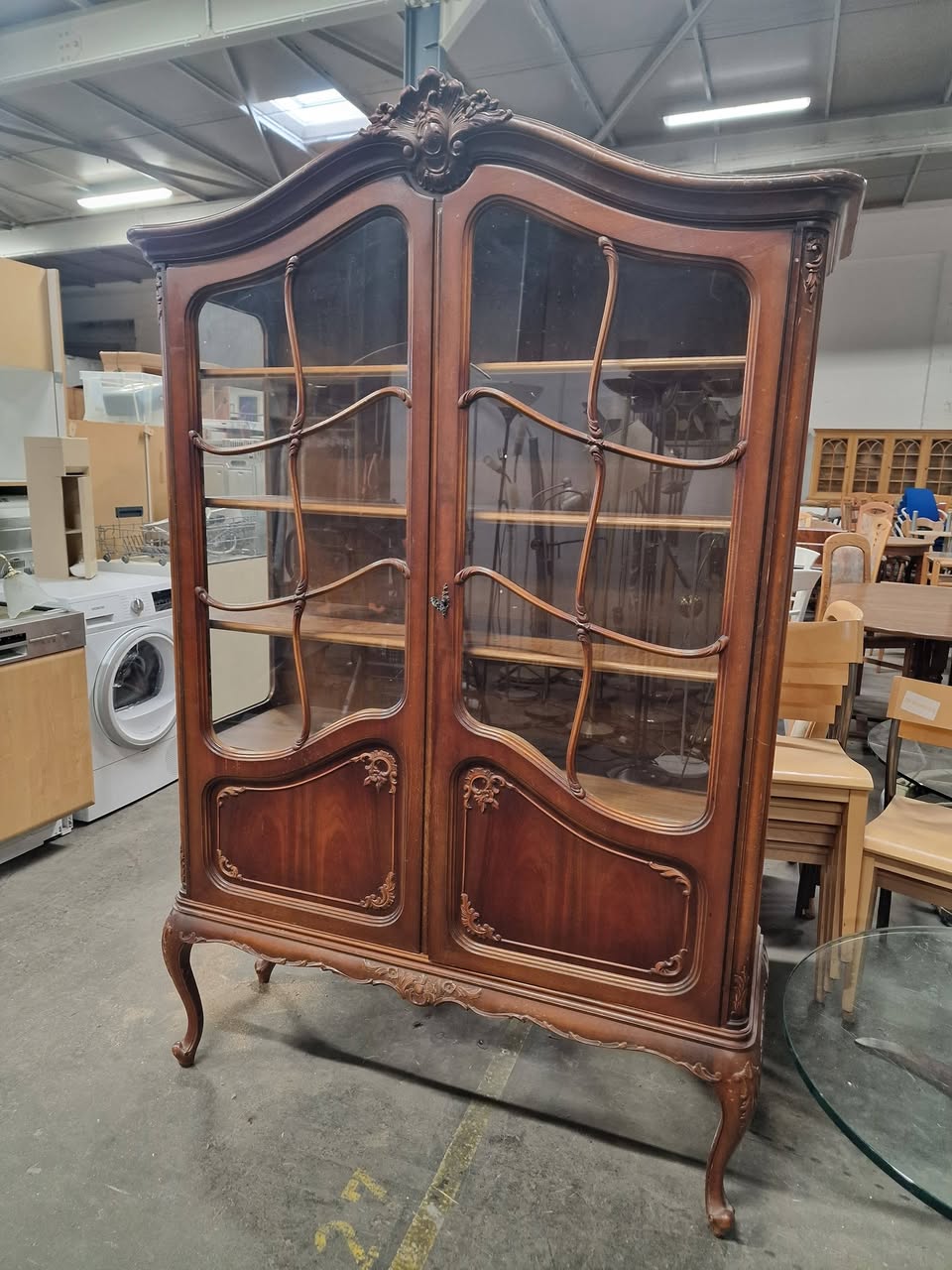 Verzierte Vintage-Vitrine im Recyclingkaufhaus Heidelberg