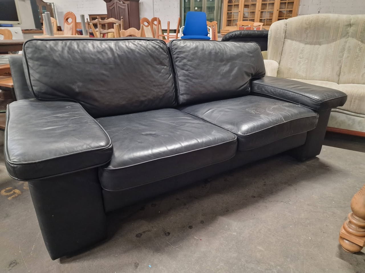 Schwarzes Ledersofa, neu im Recyclingkaufhaus Heidelberg
