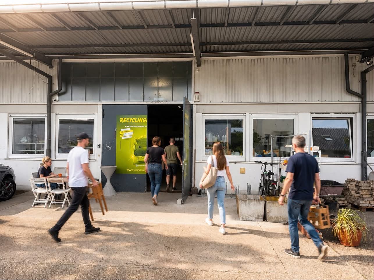 Besucherinnen und Besucher vor dem Recyclingkaufhaus Heidelberg in Neu-Edingen