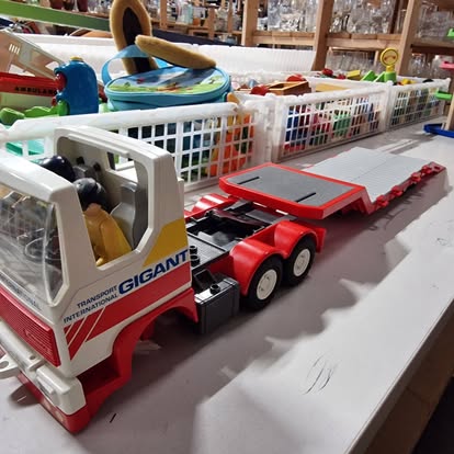 Großer Spielzeug-Lkw im Recyclingkaufhaus